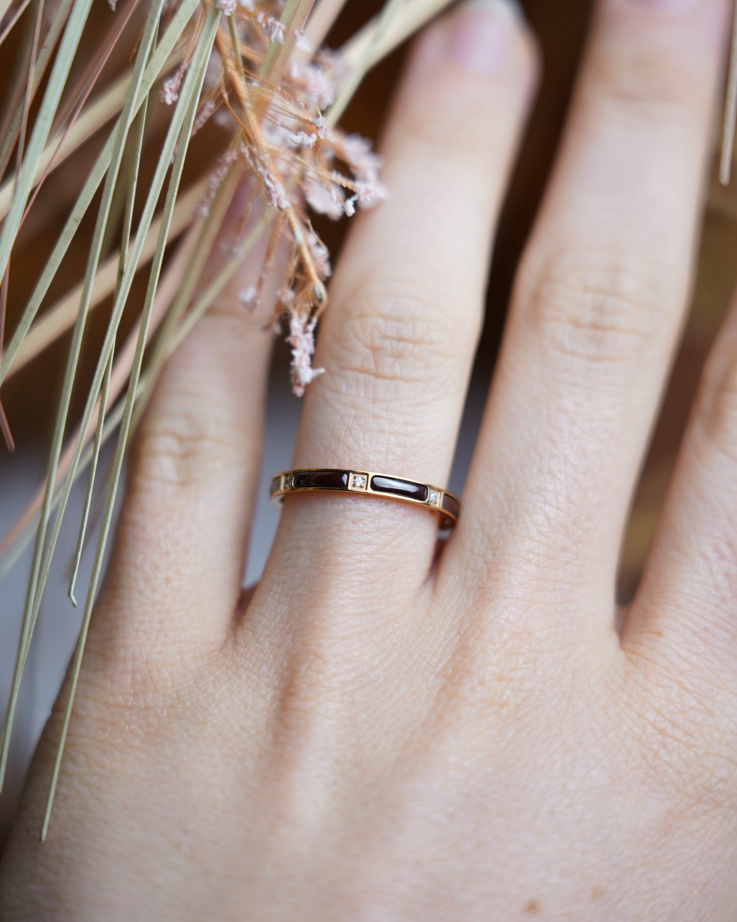 Rosé Noir Ring aus rosévergoldetem Edelstahl mit schwarzen Keramik-Glaselementen und Zirkoniasteinen