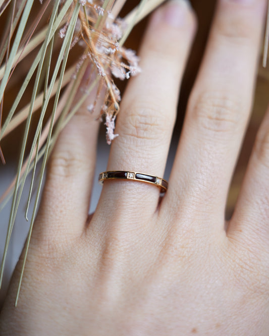 Rosé Noir Ring aus rosévergoldetem Edelstahl mit schwarzen Keramik-Glaselementen und Zirkoniasteinen