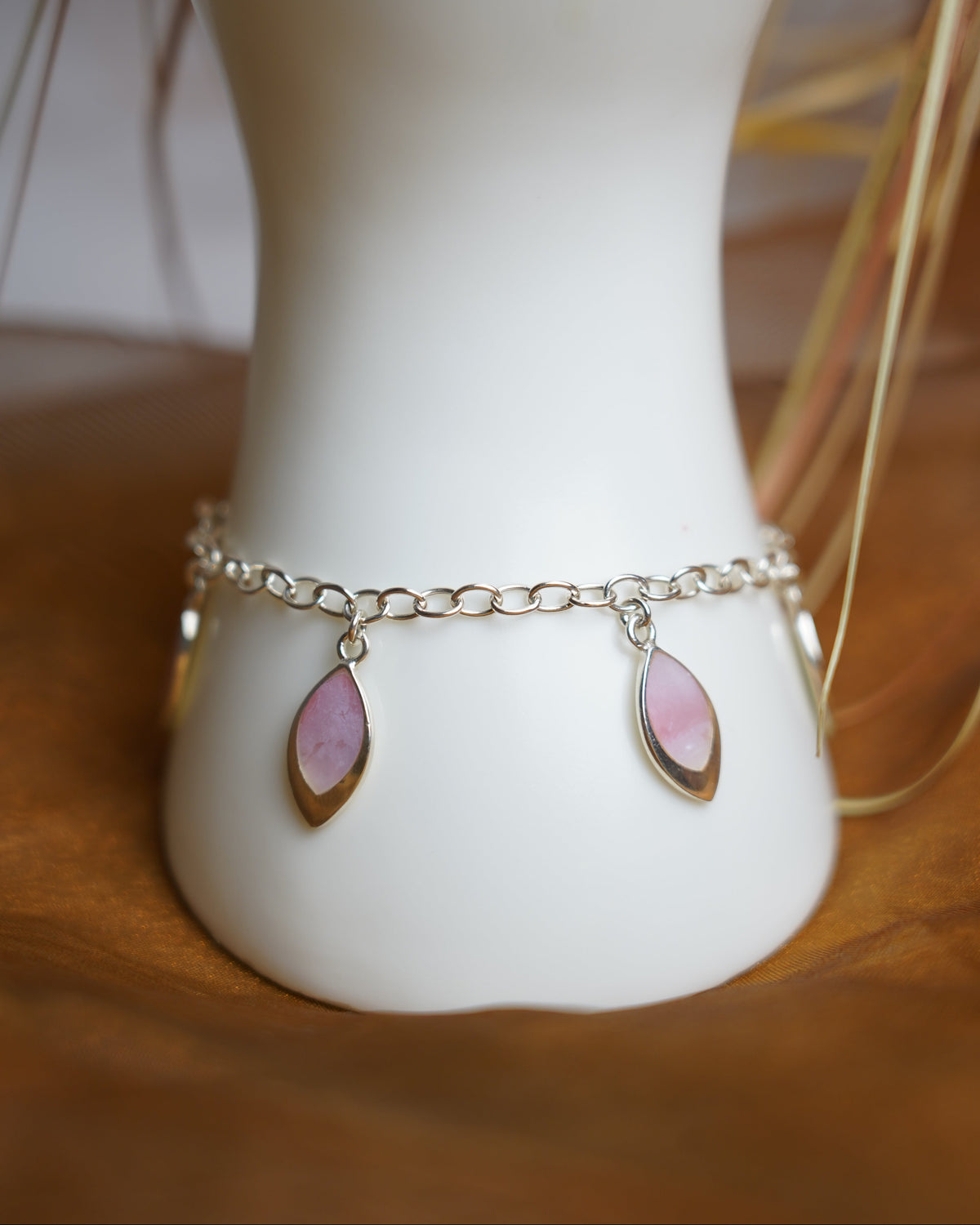 Rose Petals Armband aus 925/- Sterlingsilber mit mehreren beweglichen Anhängern aus rosafarbenem Perlmutt.