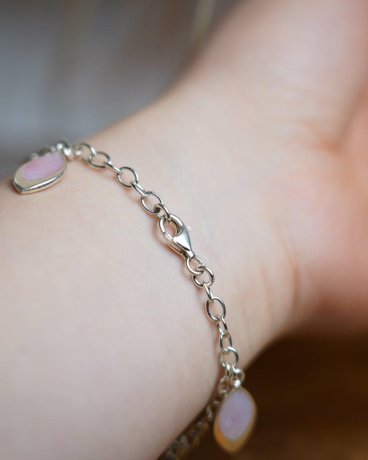 Rose Petals Armband aus 925/- Sterlingsilber mit mehreren beweglichen Anhängern aus rosafarbenem Perlmutt.