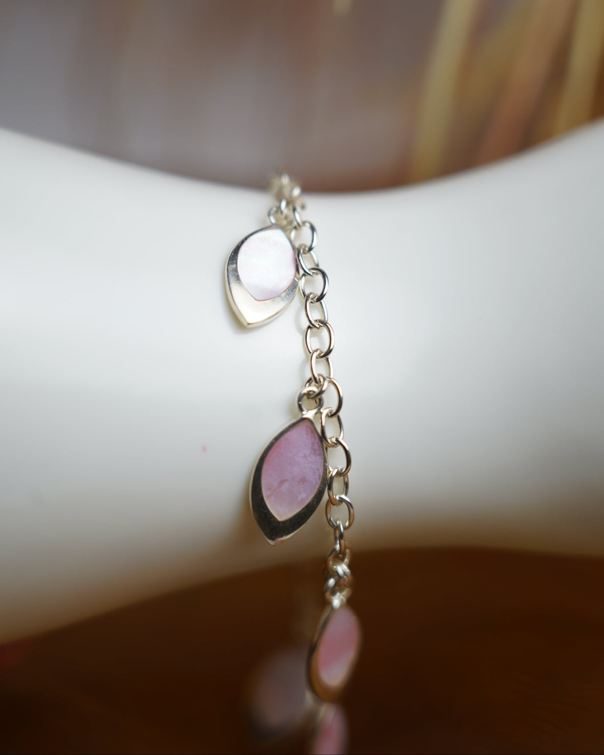 Rose Petals Armband aus 925/- Sterlingsilber mit mehreren beweglichen Anhängern aus rosafarbenem Perlmutt.