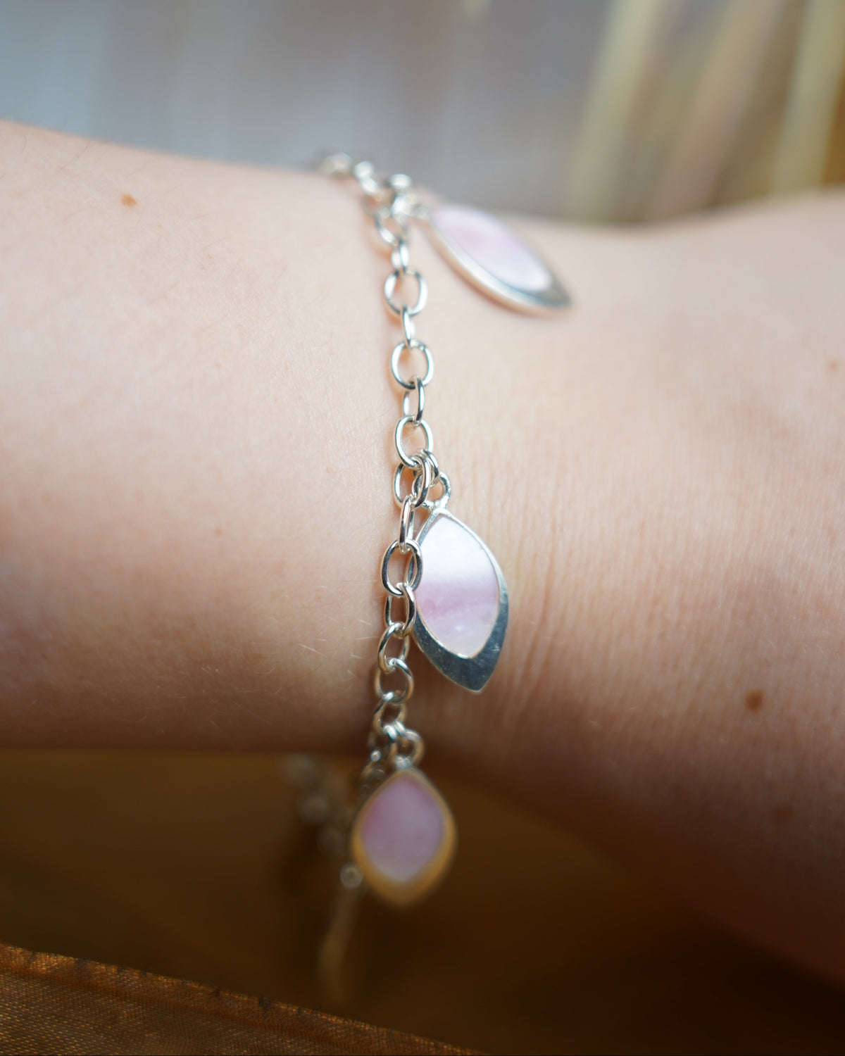 Rose Petals Armband aus 925/- Sterlingsilber mit mehreren beweglichen Anhängern aus rosafarbenem Perlmutt.