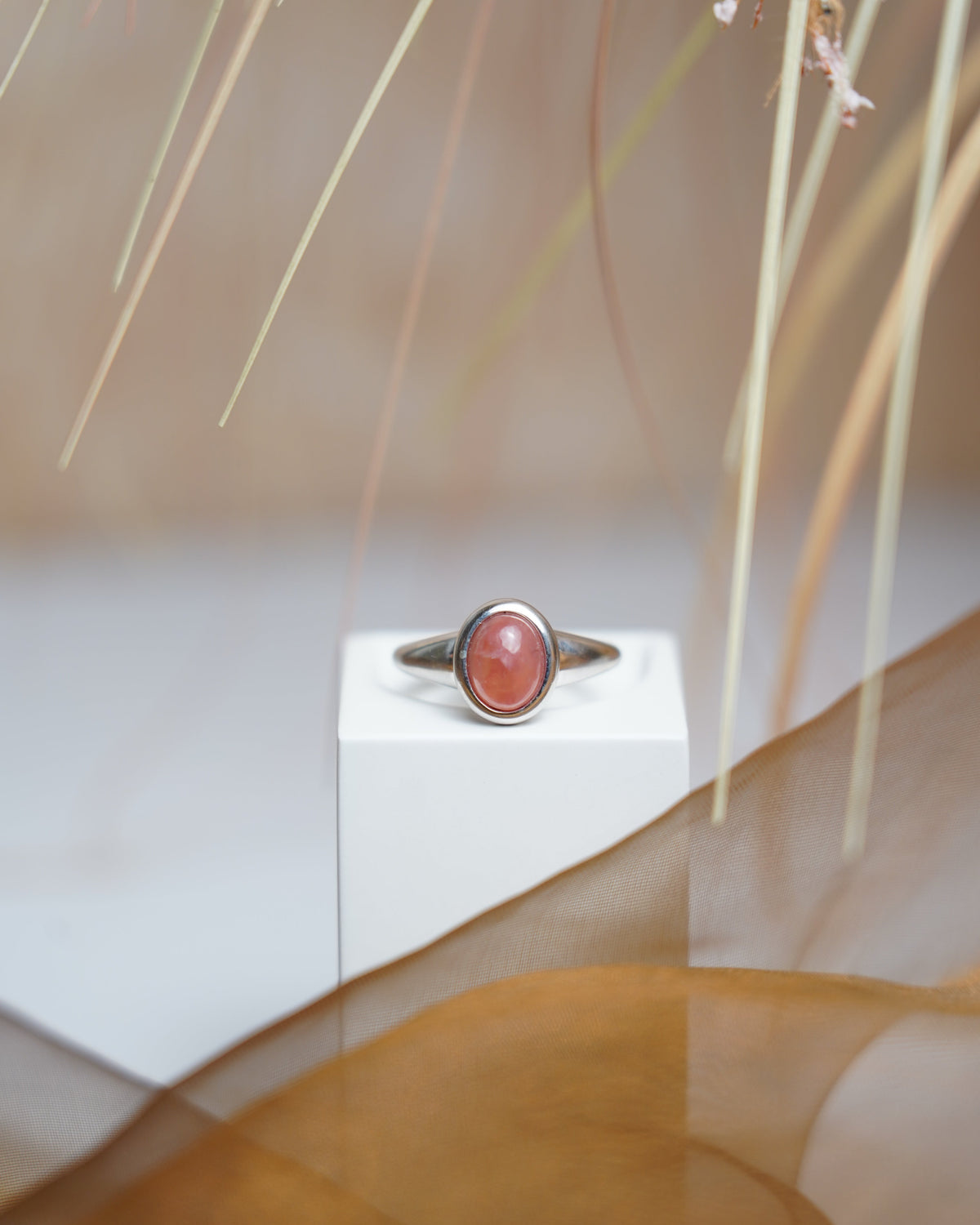 Rose Quartz Ring aus 925/- Sterlingsilber mit ovalem rosafarbenem Rosenquarz im Cabochon-Schliff.