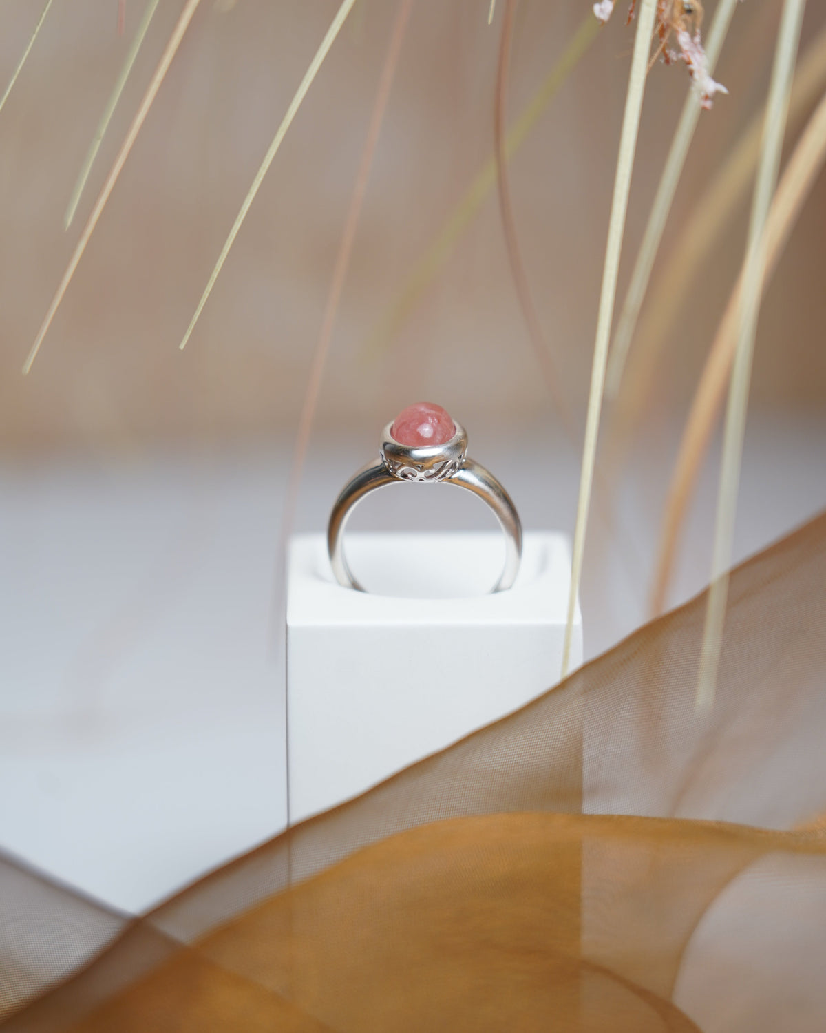 Rose Quartz Ring aus 925/- Sterlingsilber mit ovalem rosafarbenem Rosenquarz im Cabochon-Schliff.
