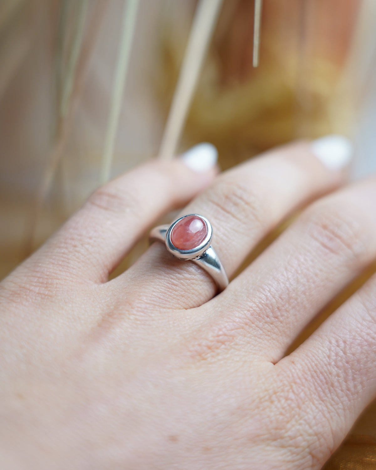 Rose Quartz Ring aus 925/- Sterlingsilber mit ovalem rosafarbenem Rosenquarz im Cabochon-Schliff.