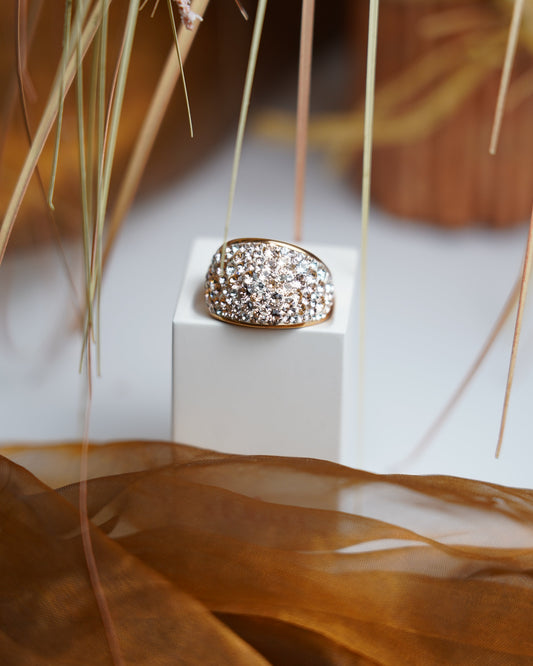 „Royal Glimmer“ – Ring aus rosévergoldetem Edelstahl mit Swarovski® Kristallen