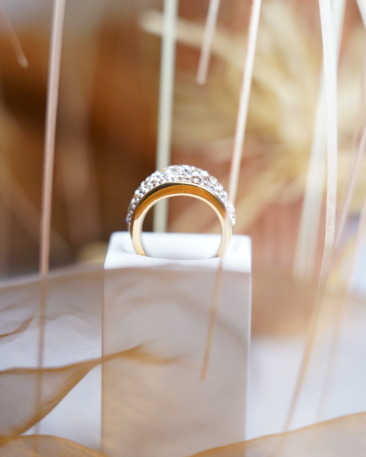 „Royal Glimmer“ – Ring aus rosévergoldetem Edelstahl mit Swarovski® Kristallen