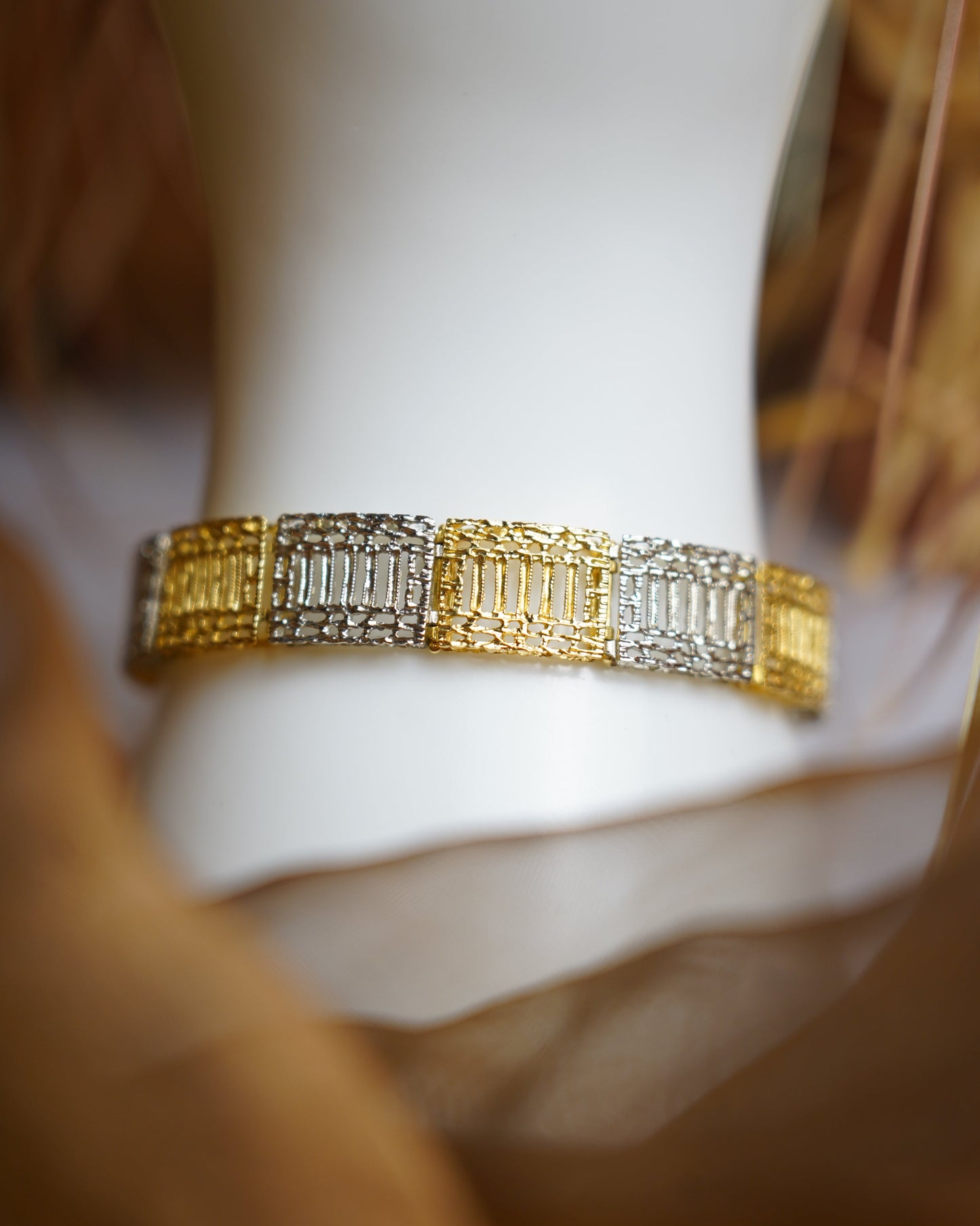„Royal Grid“ – Armband aus 750/- Weiß- und Gelbgold