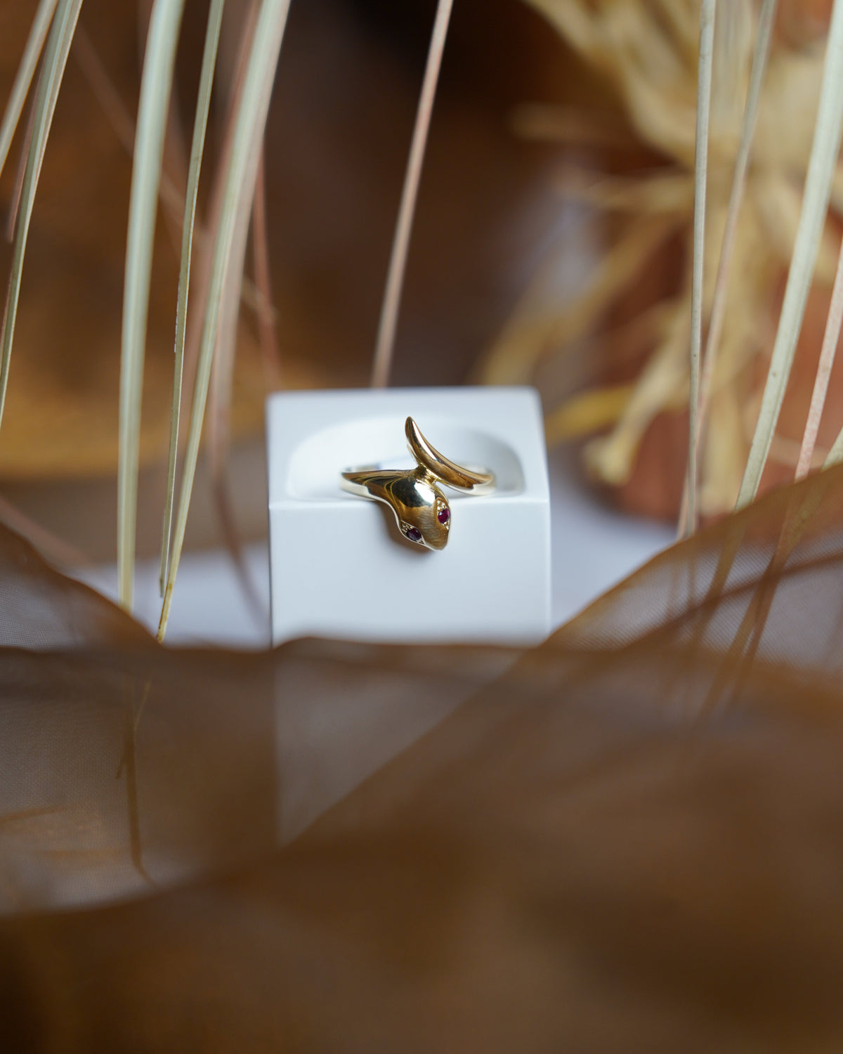 Ruby Serpent Schlangenring aus 585/- Gelbgold mit plastischem Schlangenkopf und zwei roten Rubinen als Augen.