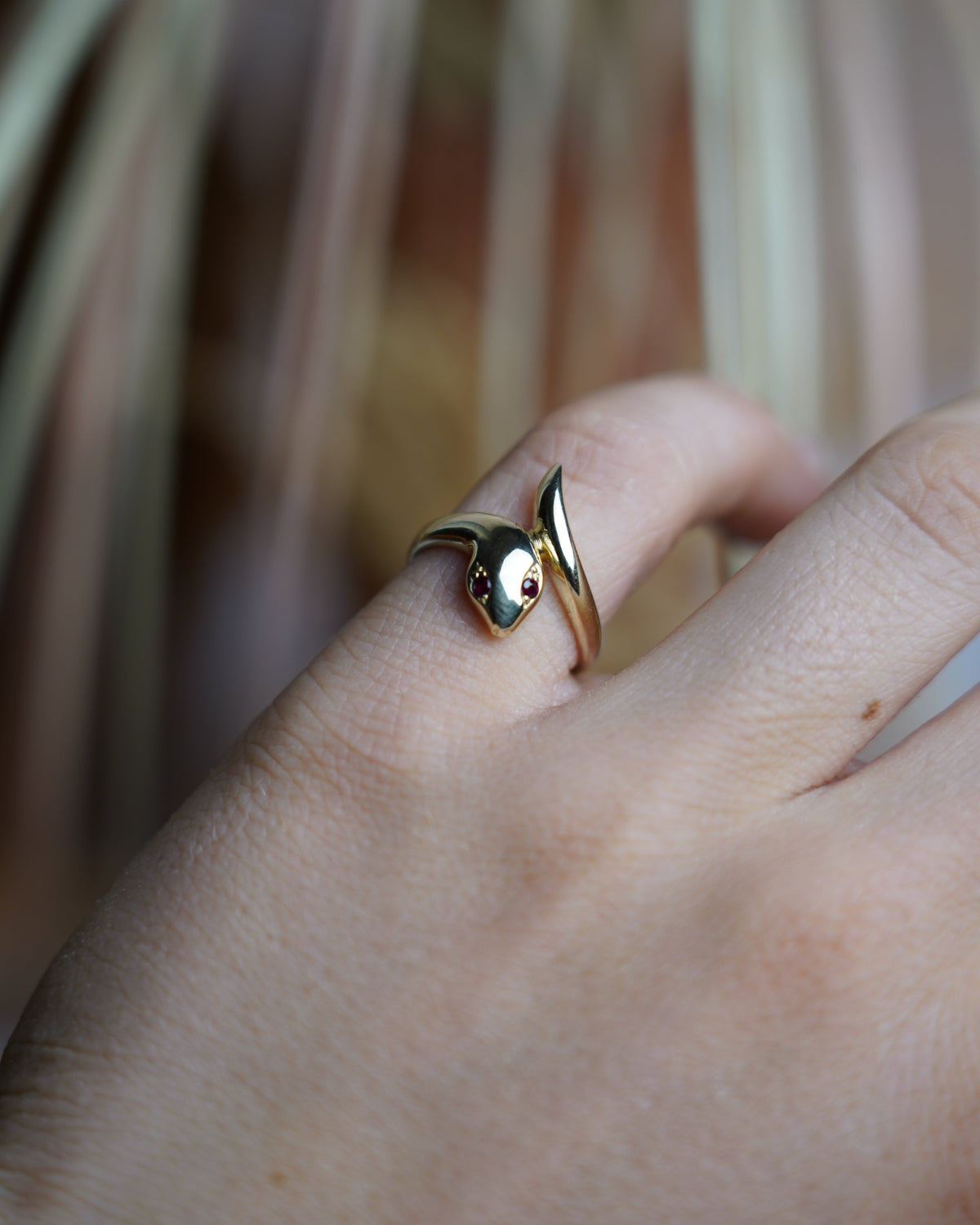Ruby Serpent Schlangenring aus 585/- Gelbgold mit plastischem Schlangenkopf und zwei roten Rubinen als Augen.
