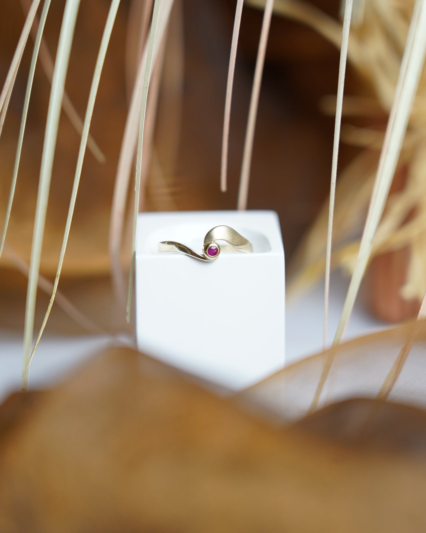 „Ruby Wave“ – Ring aus 375/- Gelbgold mit Rubin