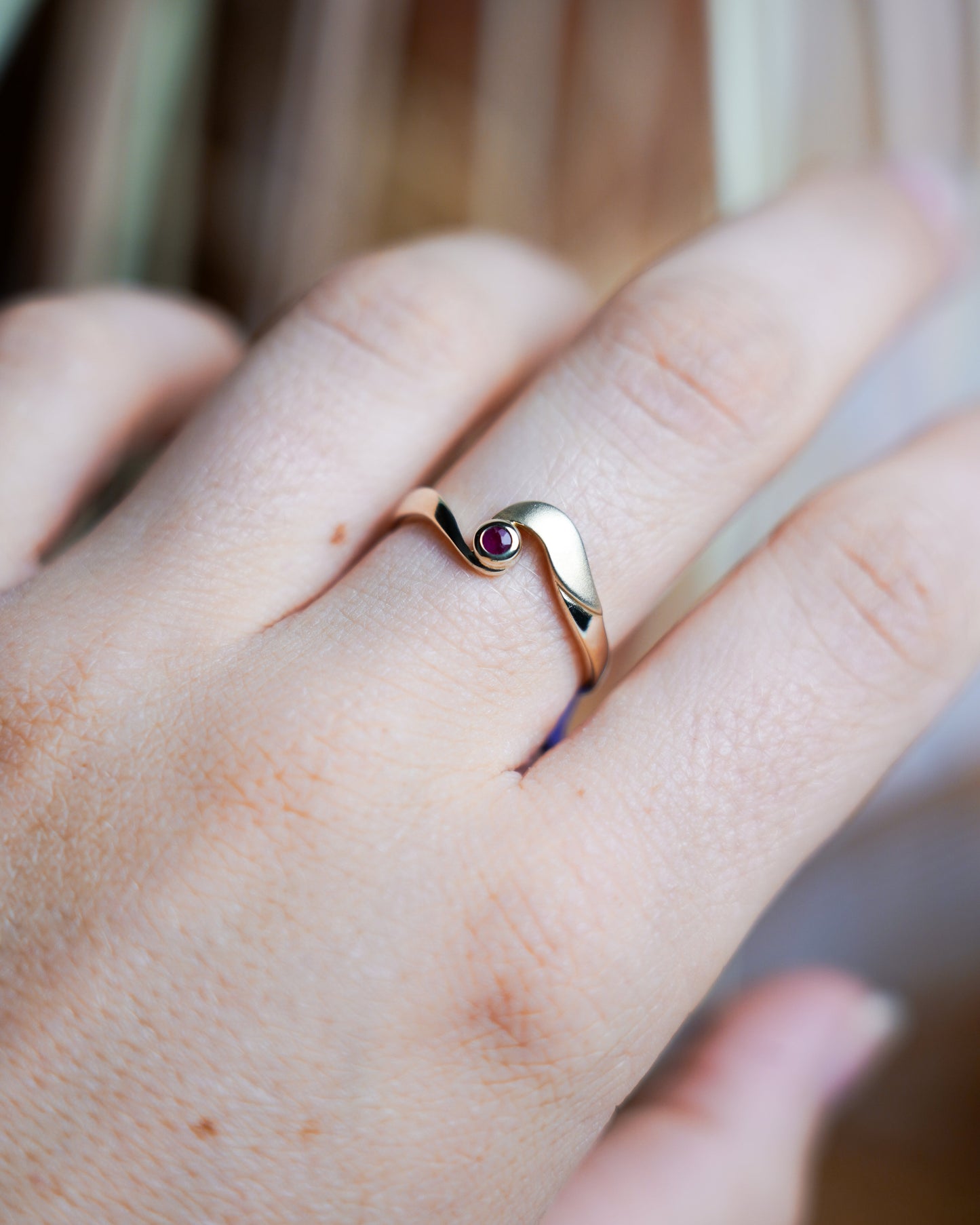 „Ruby Wave“ – Ring aus 375/- Gelbgold mit Rubin