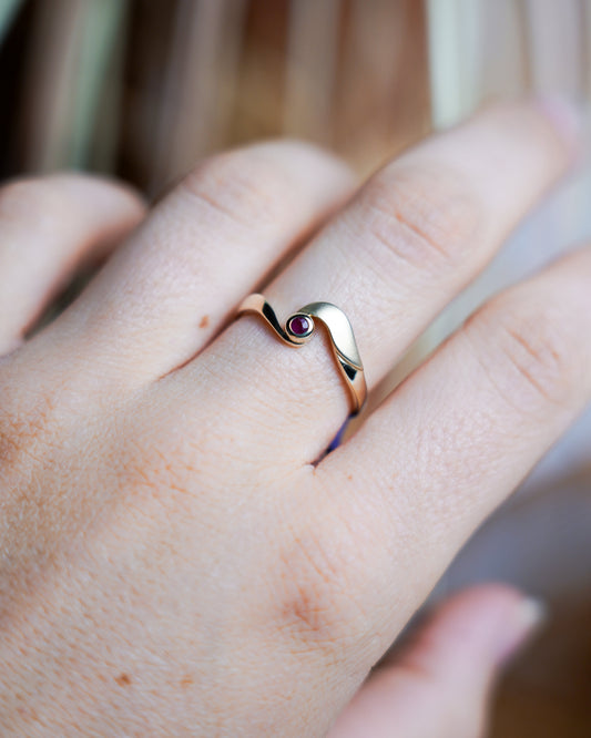 „Ruby Wave“ – Ring aus 375/- Gelbgold mit Rubin