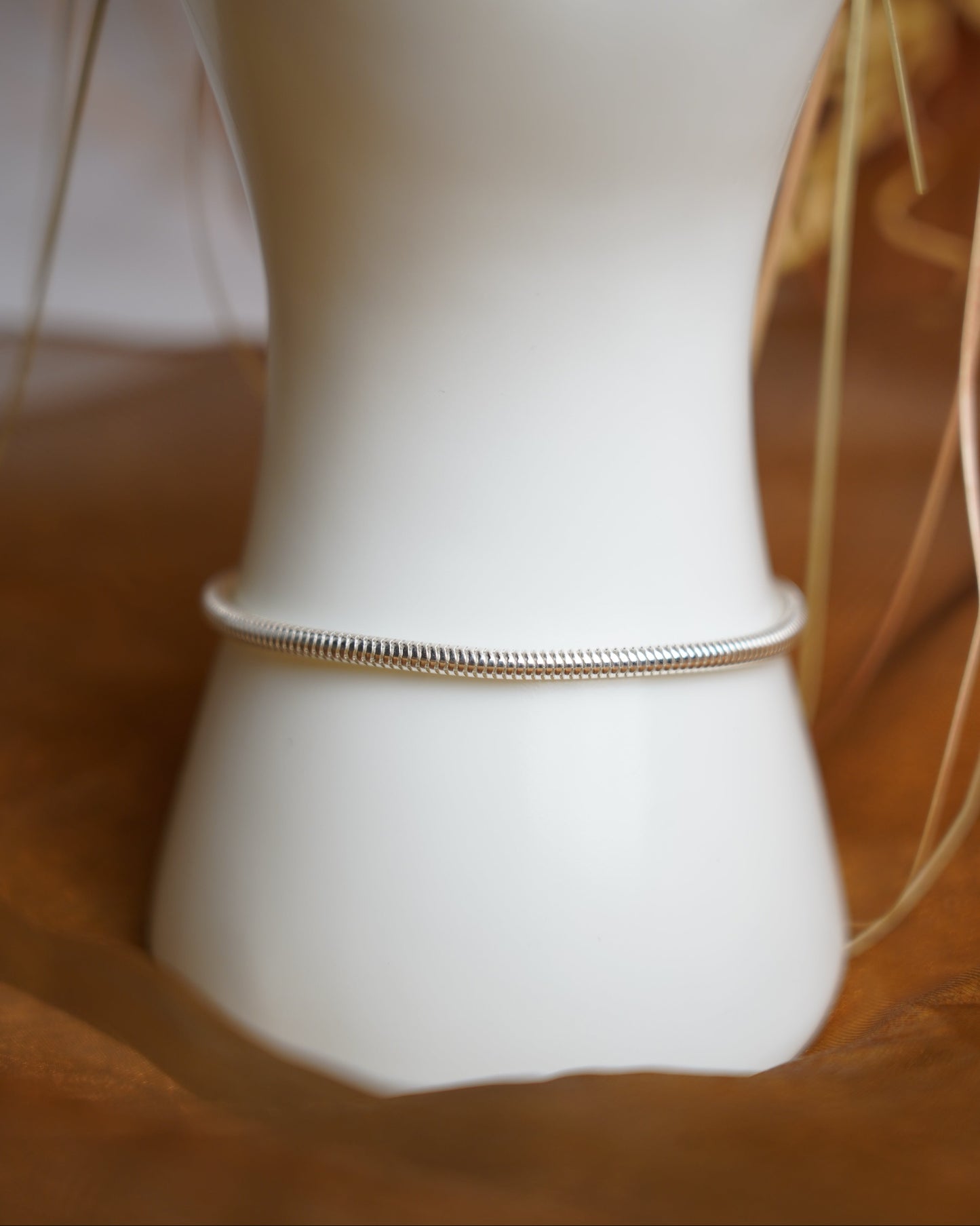 Schlangenarmband aus 925 Sterlingsilber mit glänzender Oberfläche auf Schmuckdisplay