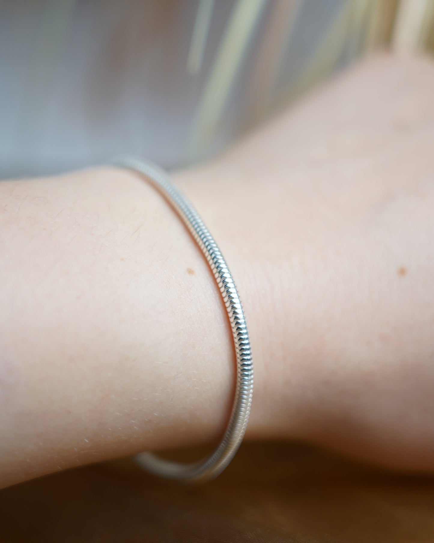 Schlangenarmband aus 925 Sterlingsilber mit glänzender Oberfläche auf Arm