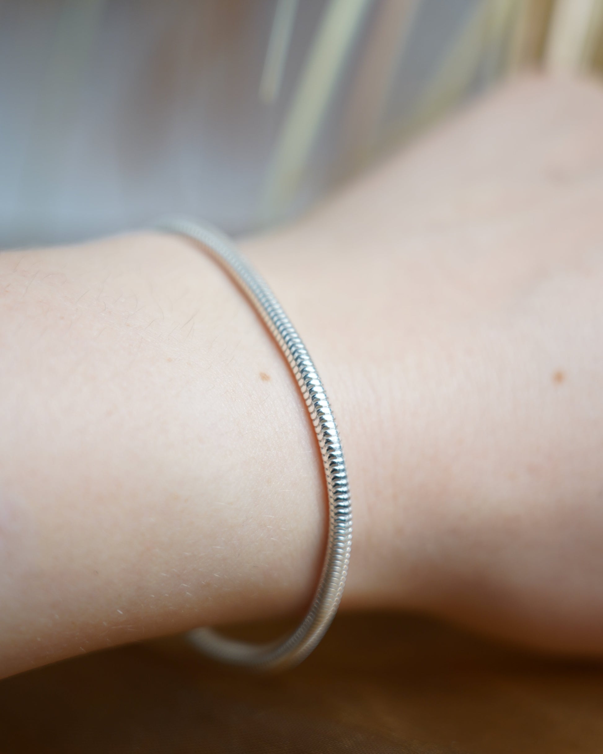 Schlangenarmband aus 925 Sterlingsilber mit glänzender Oberfläche auf Arm