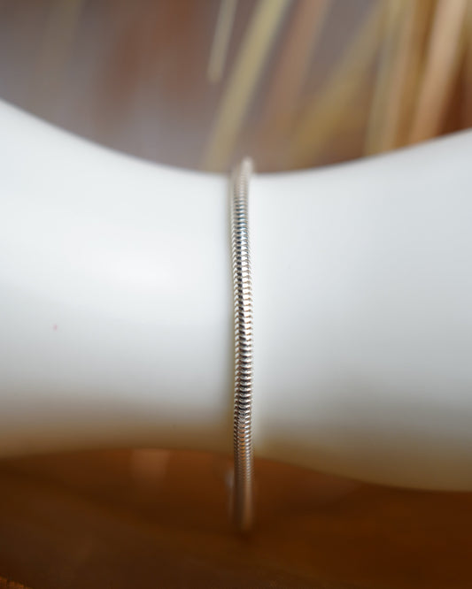 Schlangenarmband aus 925 Sterlingsilber mit glänzender Oberfläche auf Schmuckdisplay