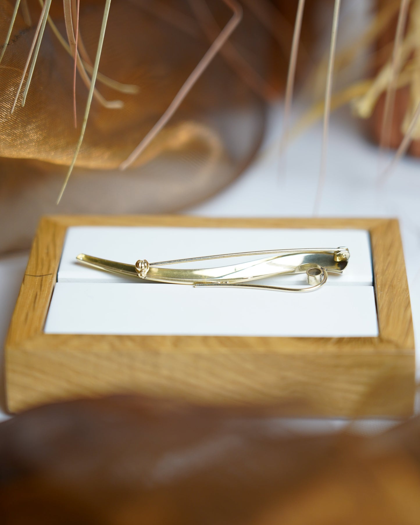„Serenity Curve“ – Brosche aus 333/- Gelbgold mit Zirkoniastein