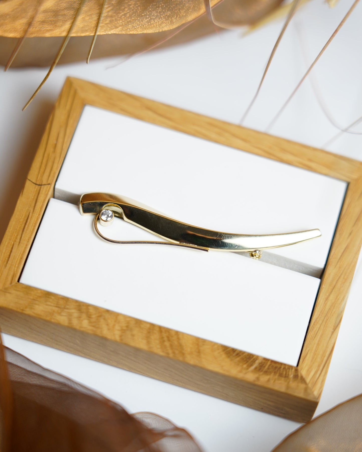 „Serenity Curve“ – Brosche aus 333/- Gelbgold mit Zirkoniastein