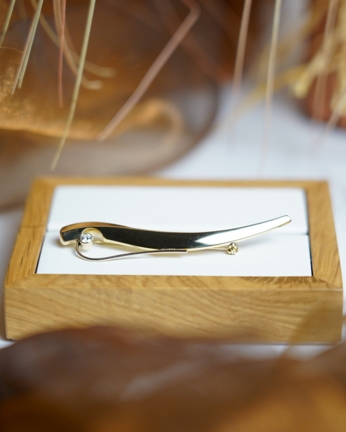 „Serenity Curve“ – Brosche aus 333/- Gelbgold mit Zirkoniastein