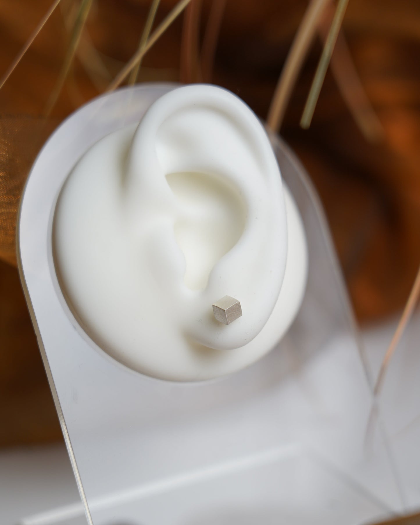 Würfelförmige Ohrstecker aus 925/- Sterlingsilber mit mattierter Oberfläche im minimalistischen geometrischen Design.