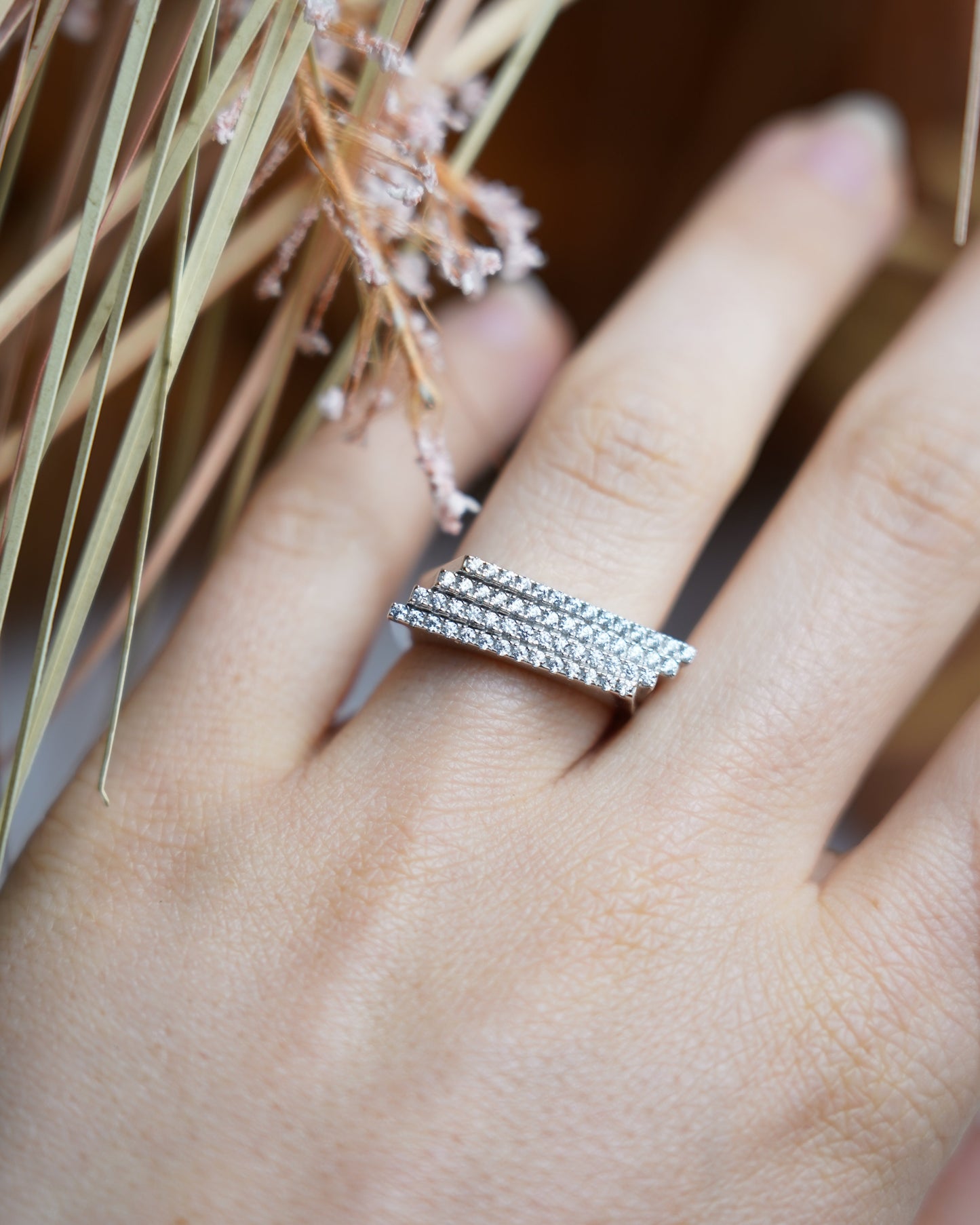 Silver Skyline Ring aus 925 Sterlingsilber mit mehrstufigem Design und Zirkoniasteinen