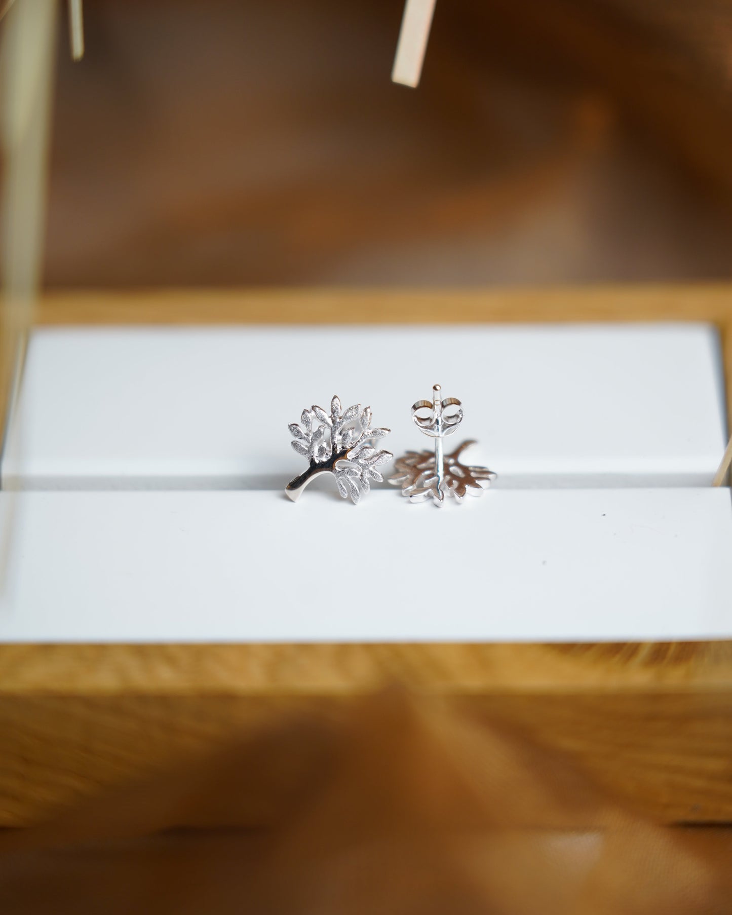 Silver Tree Ohrstecker aus 925/- Sterlingsilber mit filigranem Baum-Motiv und fein ausgearbeiteten Blättern.