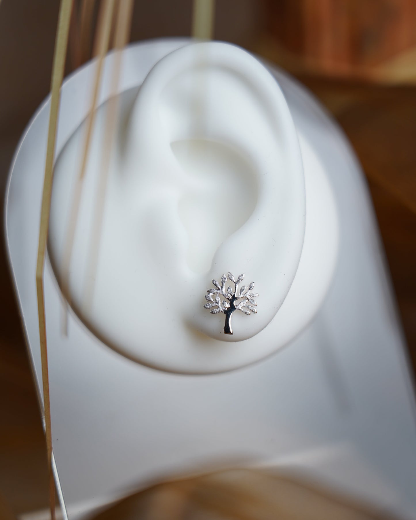 Silver Tree Ohrstecker aus 925/- Sterlingsilber mit filigranem Baum-Motiv und fein ausgearbeiteten Blättern.