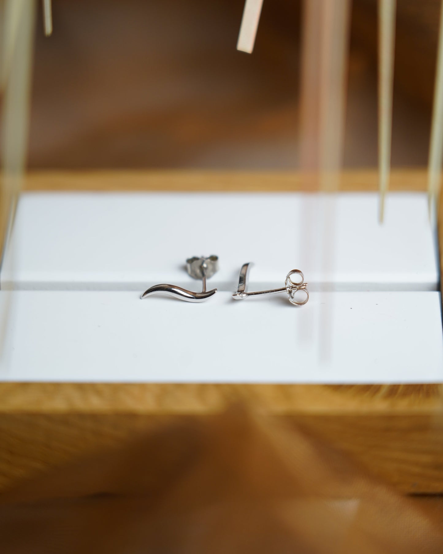 Silver Wave Ohrstecker aus 925/- Sterlingsilber mit geschwungenem, minimalistischen Design.