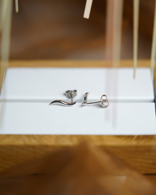 Silver Wave Ohrstecker aus 925/- Sterlingsilber mit geschwungenem, minimalistischen Design.