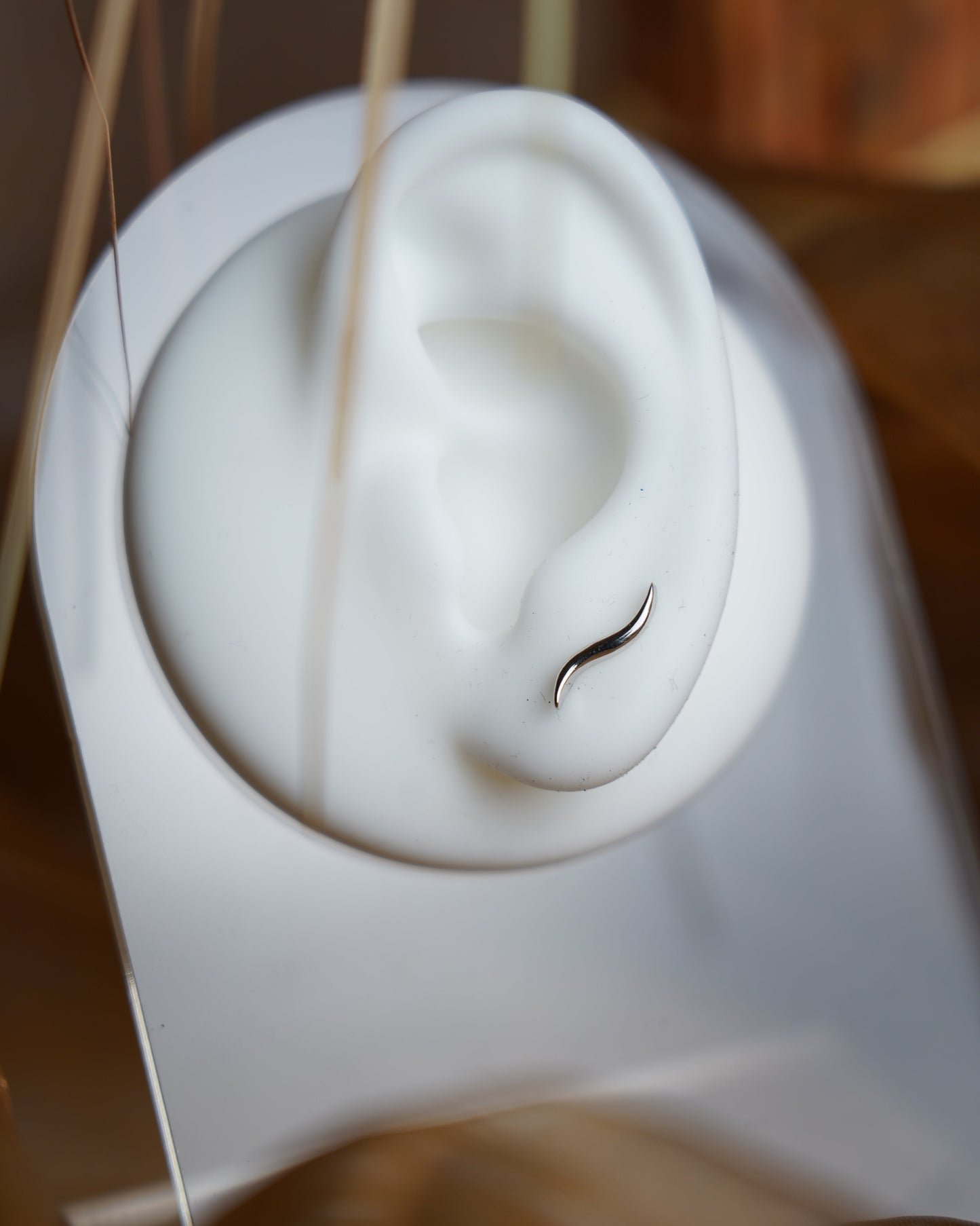 Silver Wave Ohrstecker aus 925/- Sterlingsilber mit geschwungenem, minimalistischen Design.