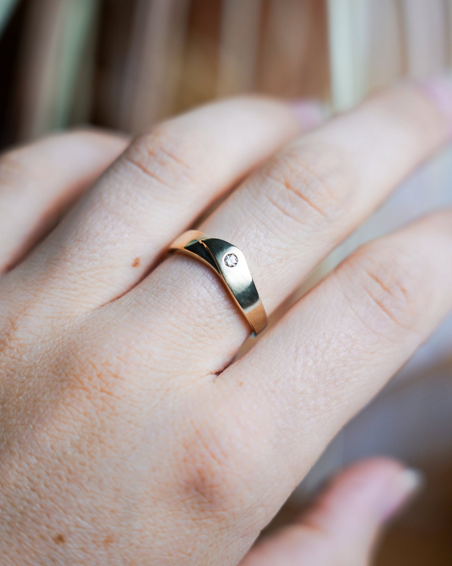 „Soft Curve“ – Ring aus 333/- Gelbgold mit Zirkoniastein
