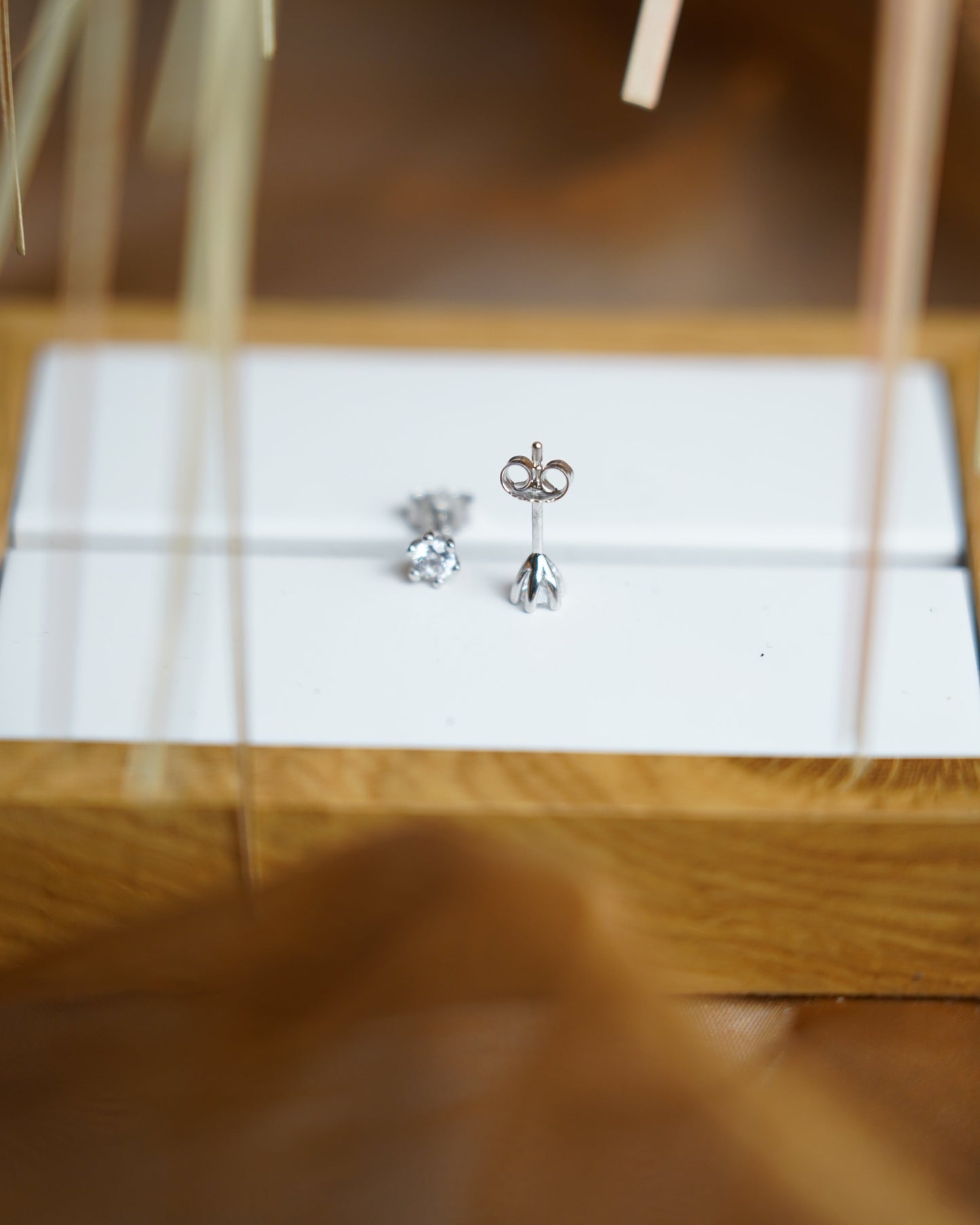 „Starlight Bloom“ – Ohrstecker aus 333/- Weißgold mit Zirkoniasteinen