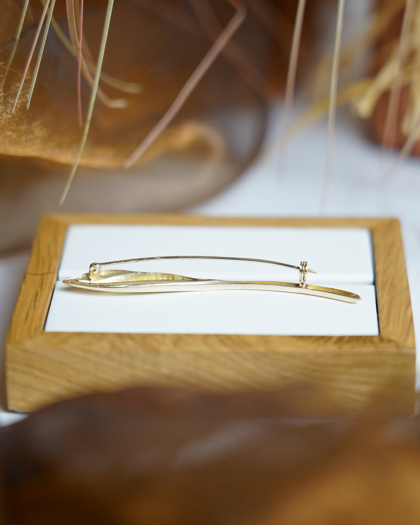 „Streamline Feather“ – Brosche aus 585/- Gelbgold