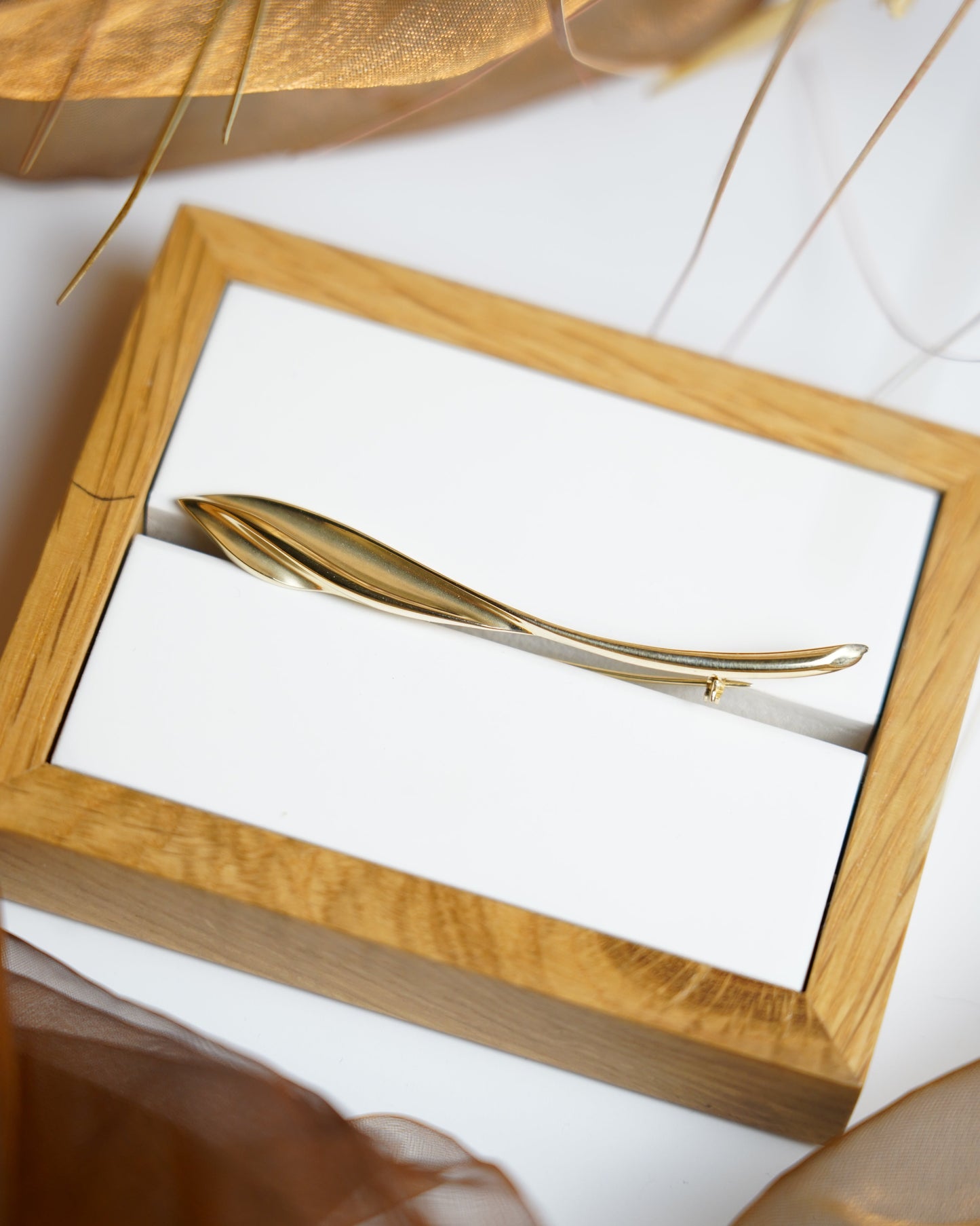 „Streamline Feather“ – Brosche aus 585/- Gelbgold