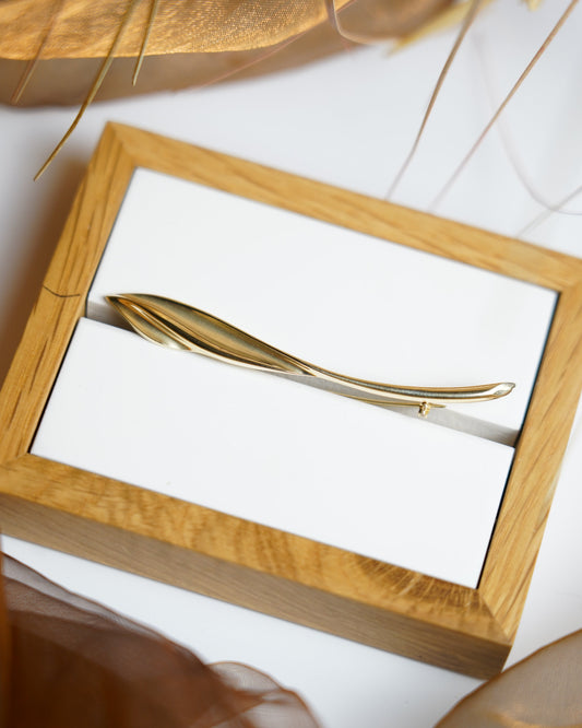 „Streamline Feather“ – Brosche aus 585/- Gelbgold