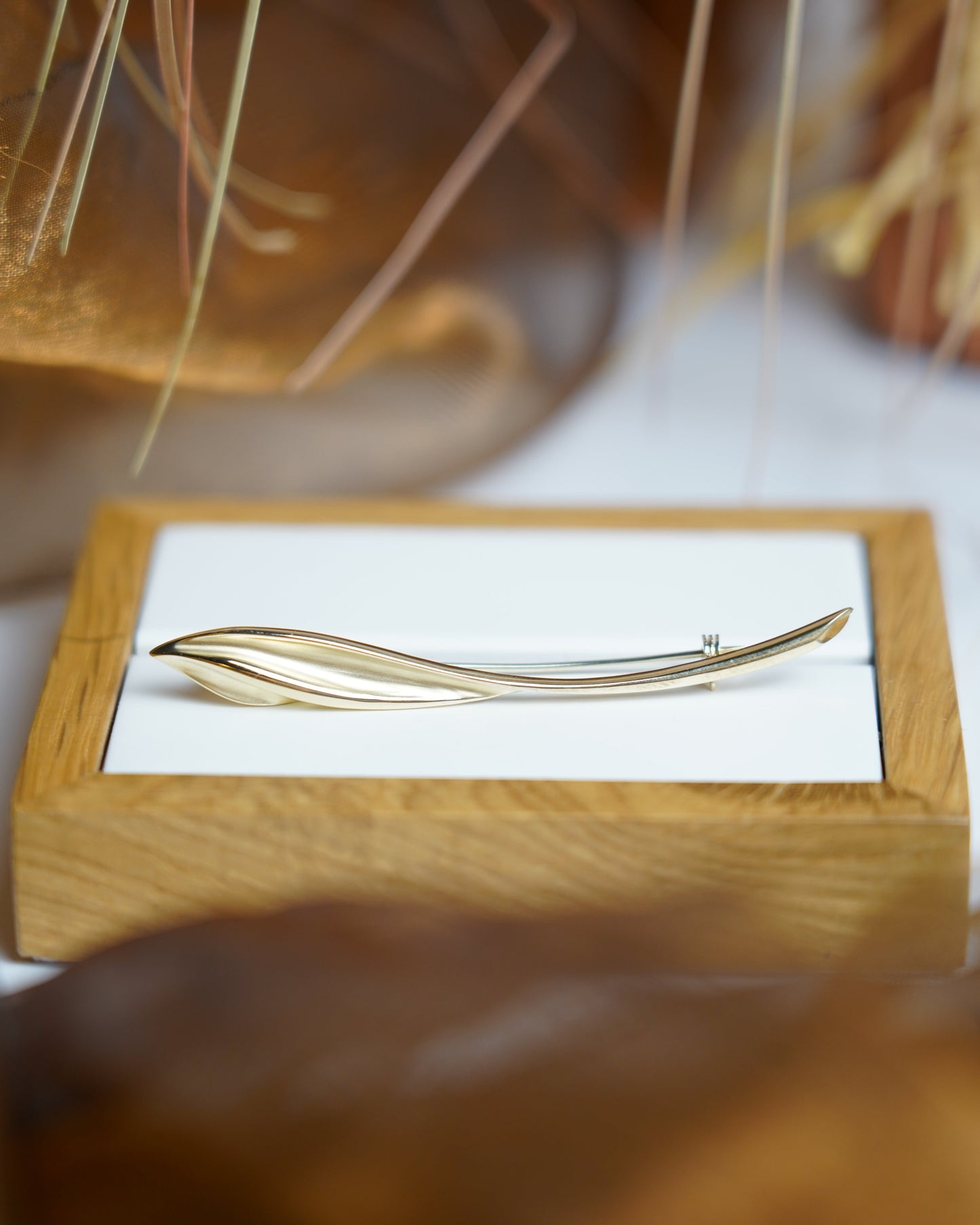„Streamline Feather“ – Brosche aus 585/- Gelbgold
