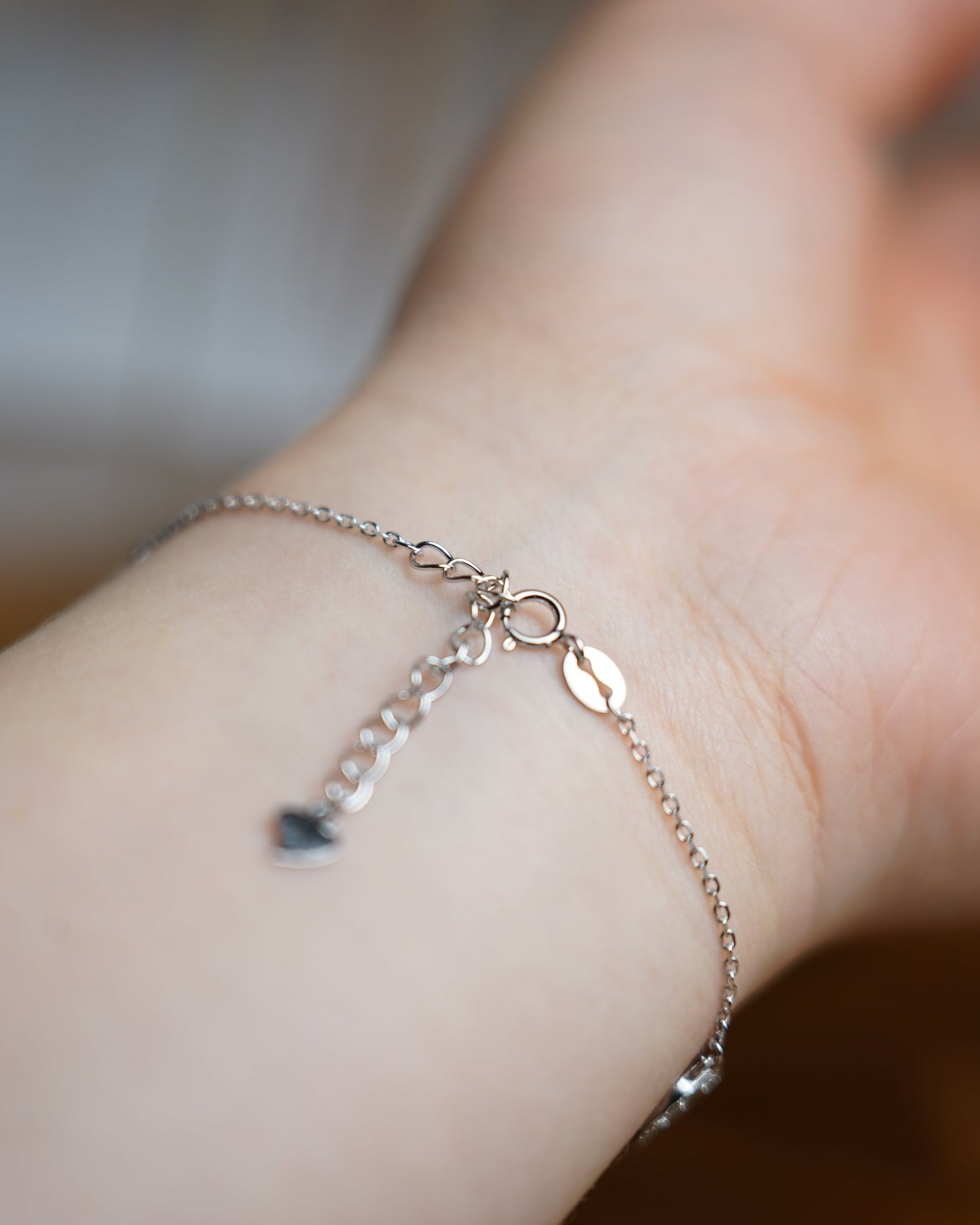Tree of Light Armband aus 925/- Sterlingsilber mit Lebensbaum-Anhänger und rund gefassten Zirkoniasteinen.
