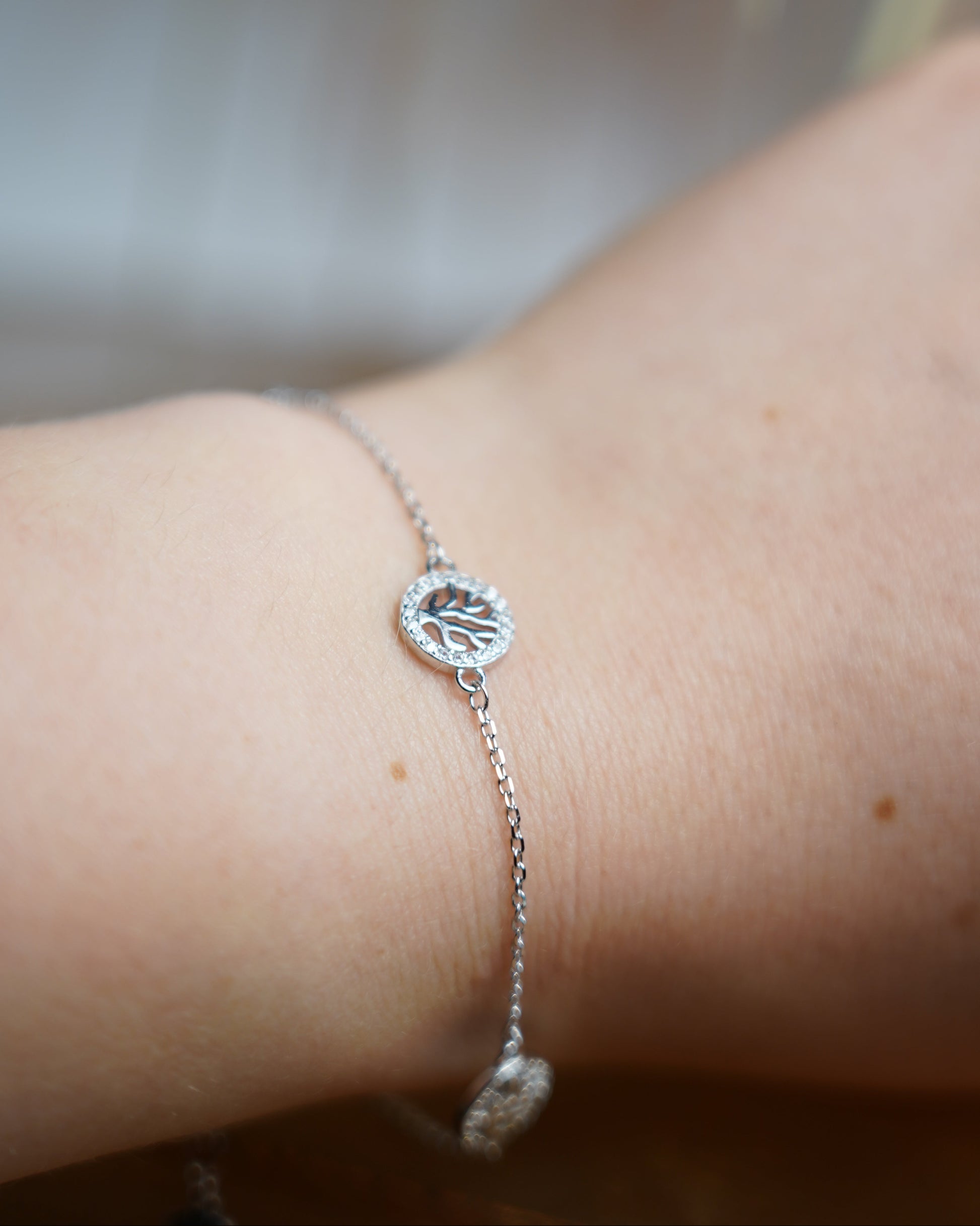 Tree of Light Armband aus 925/- Sterlingsilber mit Lebensbaum-Anhänger und rund gefassten Zirkoniasteinen.