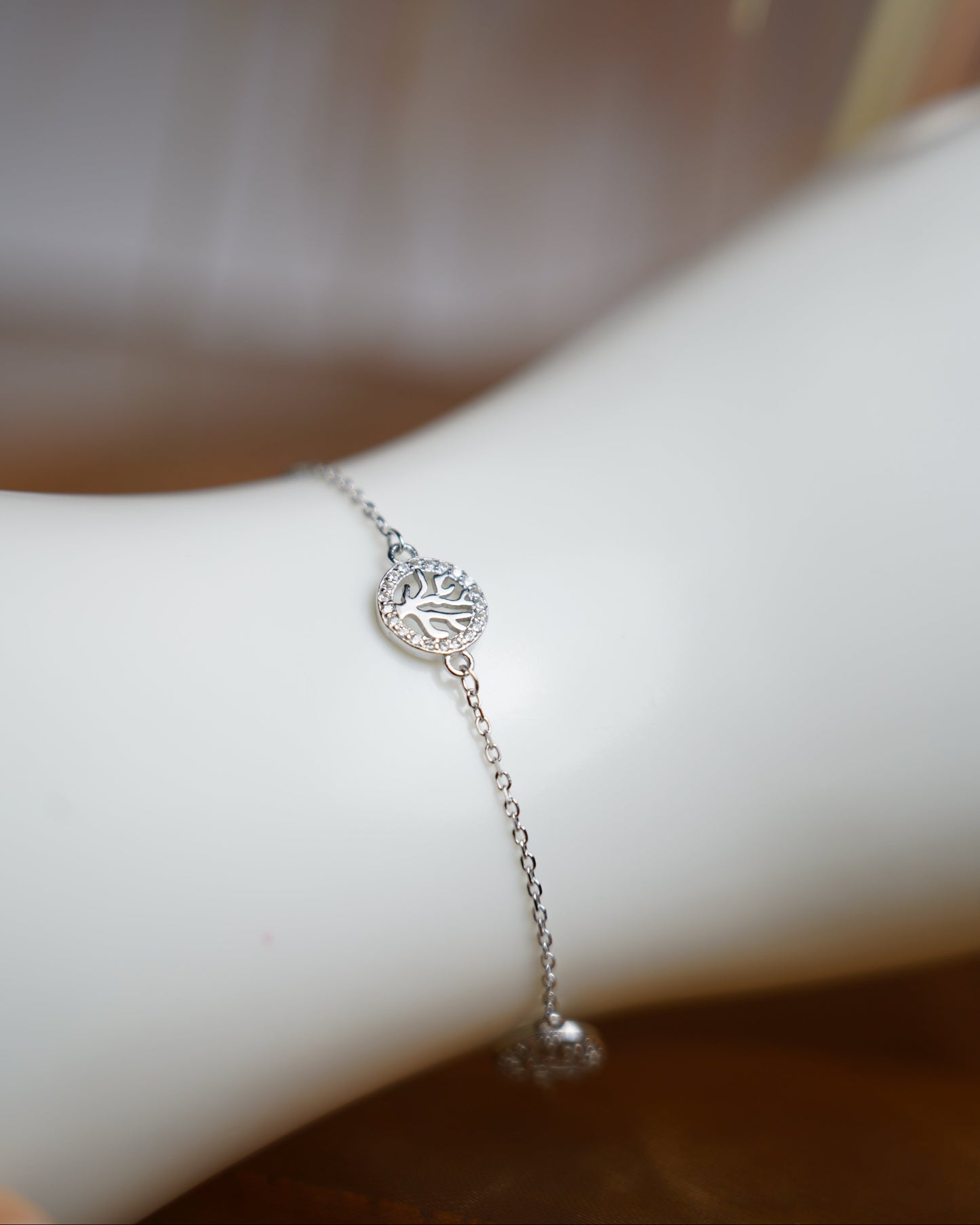 Tree of Light Armband aus 925/- Sterlingsilber mit Lebensbaum-Anhänger und rund gefassten Zirkoniasteinen.