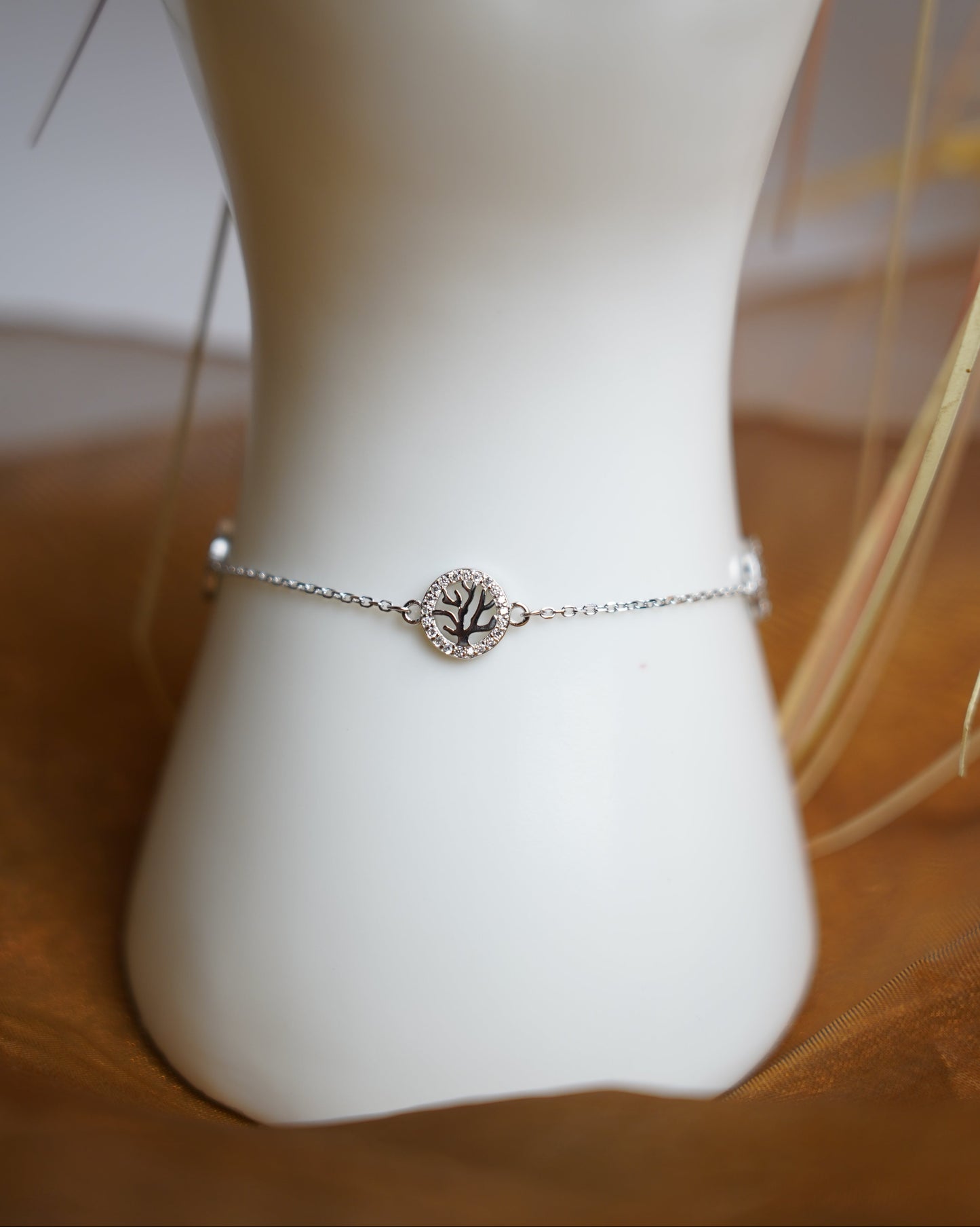 Tree of Light Armband aus 925/- Sterlingsilber mit Lebensbaum-Anhänger und rund gefassten Zirkoniasteinen.