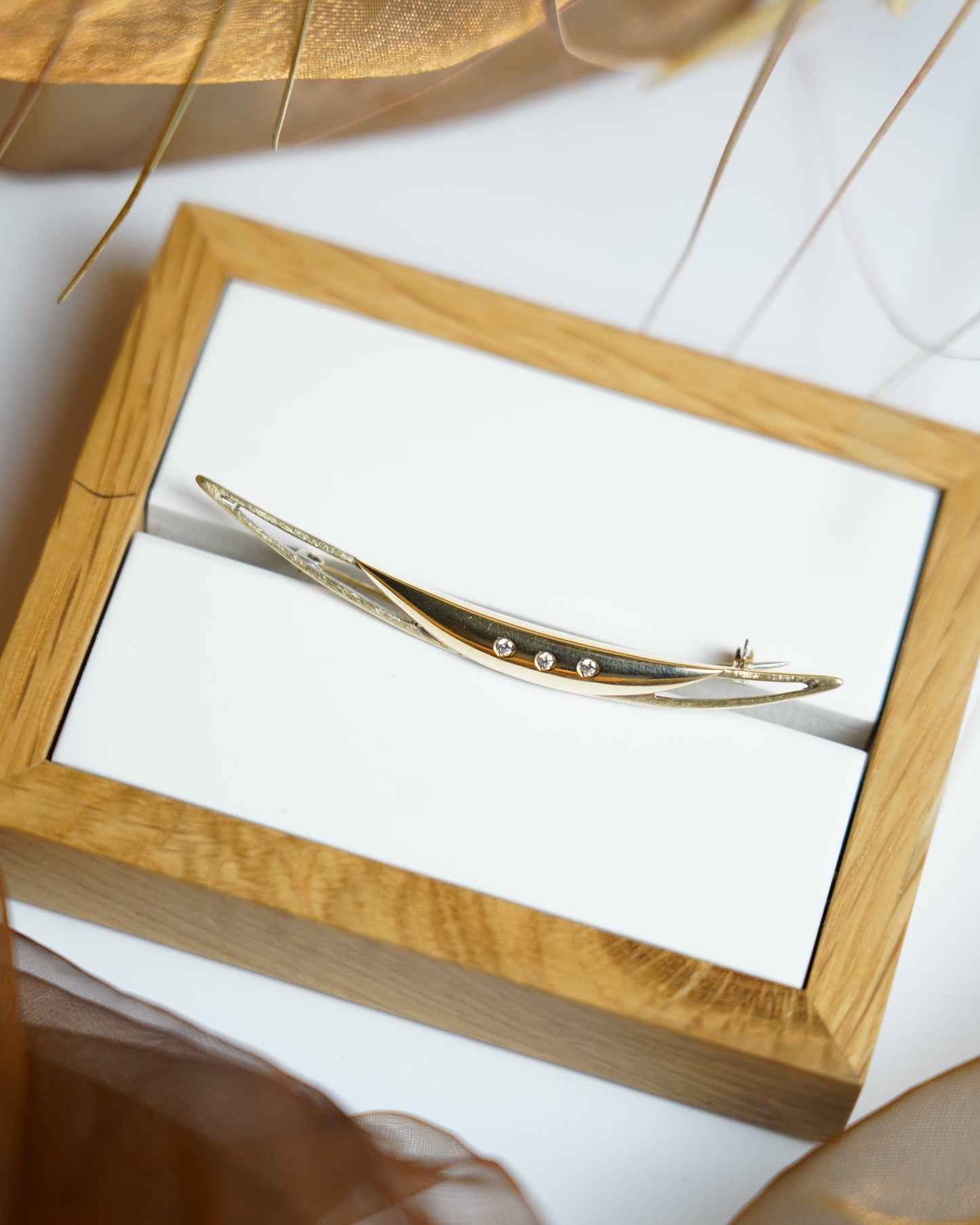 „Triple Zirconia“ – Brosche aus 585/- Gelbgold mit Zirkoniasteinen