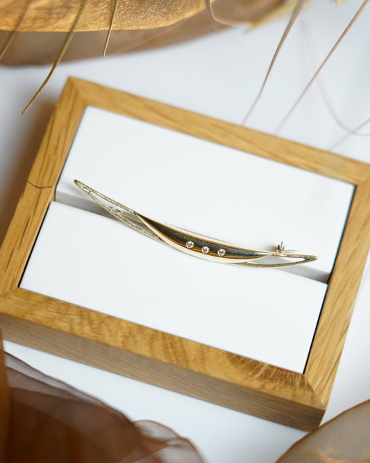 „Triple Zirconia“ – Brosche aus 585/- Gelbgold mit Zirkoniasteinen