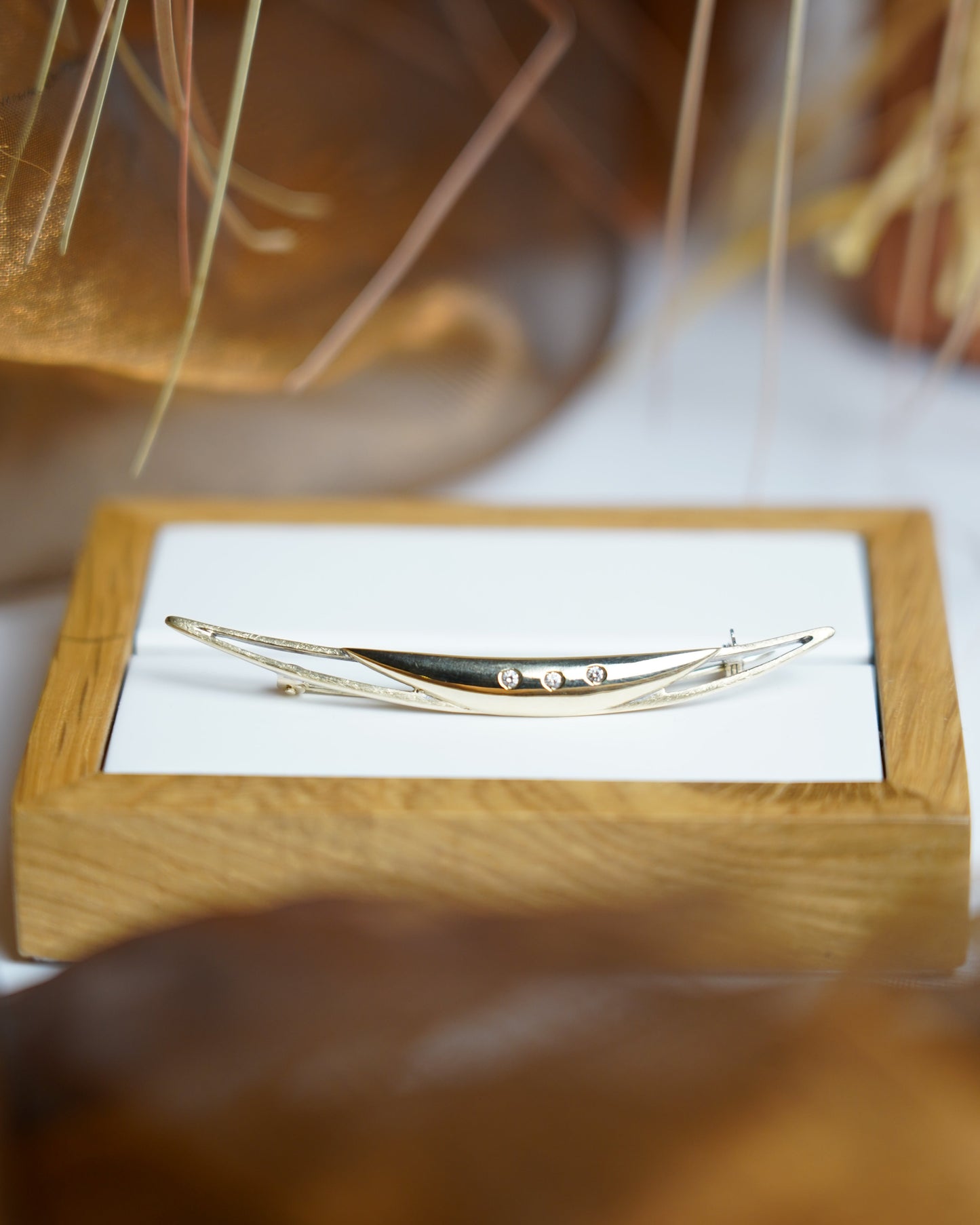 „Triple Zirconia“ – Brosche aus 585/- Gelbgold mit Zirkoniasteinen