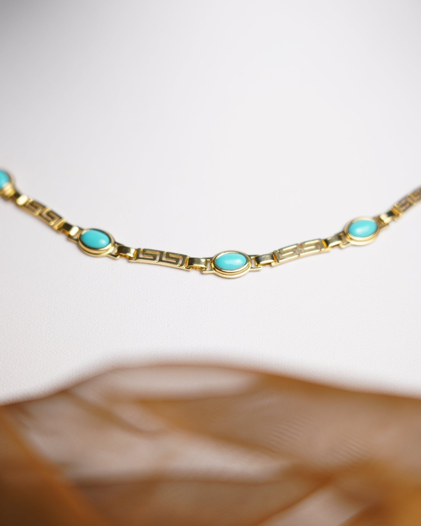 „Turquoise Rhythm“ – Kette aus 585/- Gelbgold mit Türkisen