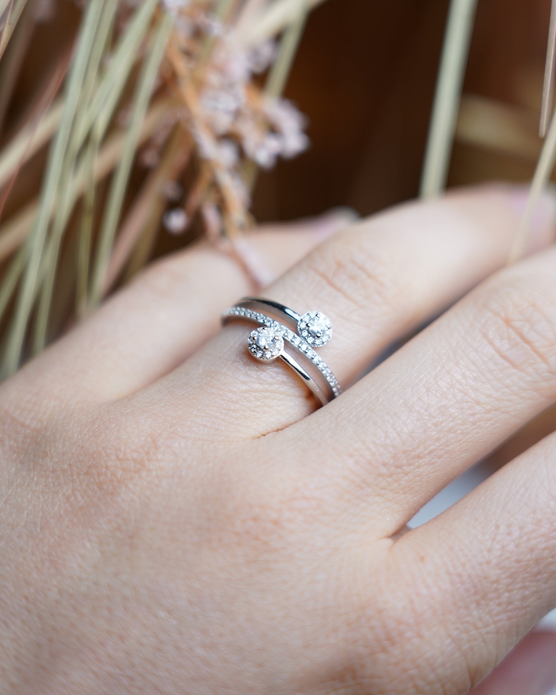 Twin Radiance Ring aus 925/- Sterlingsilber mit offenem Design und funkelnden Zirkoniasteinen.