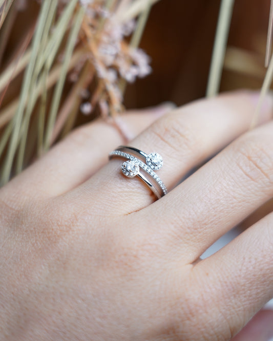 Twin Radiance Ring aus 925/- Sterlingsilber mit offenem Design und funkelnden Zirkoniasteinen.
