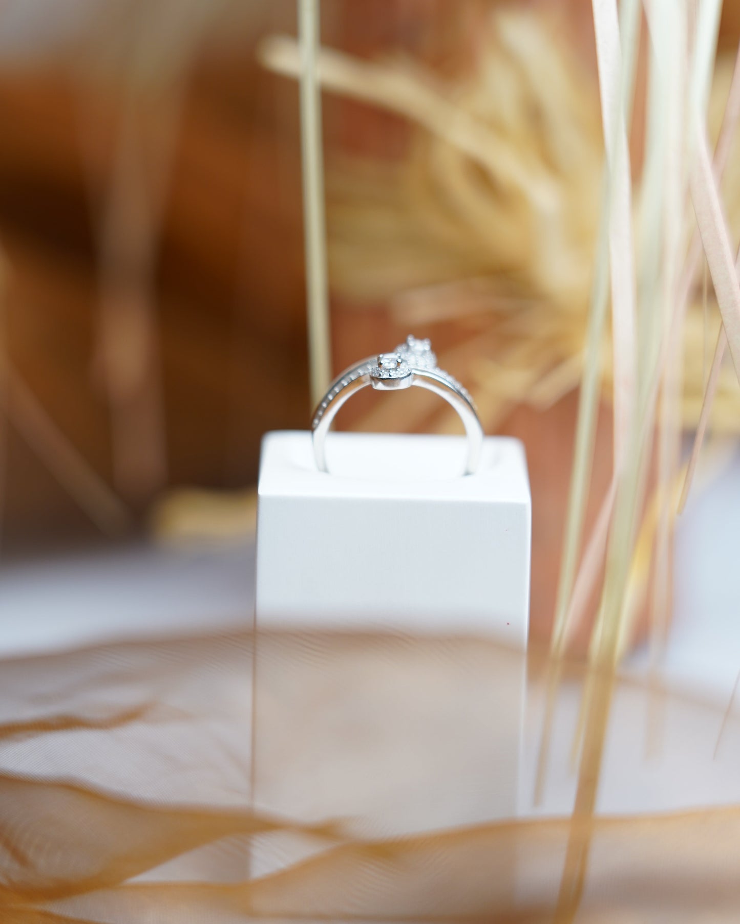 Twin Radiance Ring aus 925/- Sterlingsilber mit offenem Design und funkelnden Zirkoniasteinen.