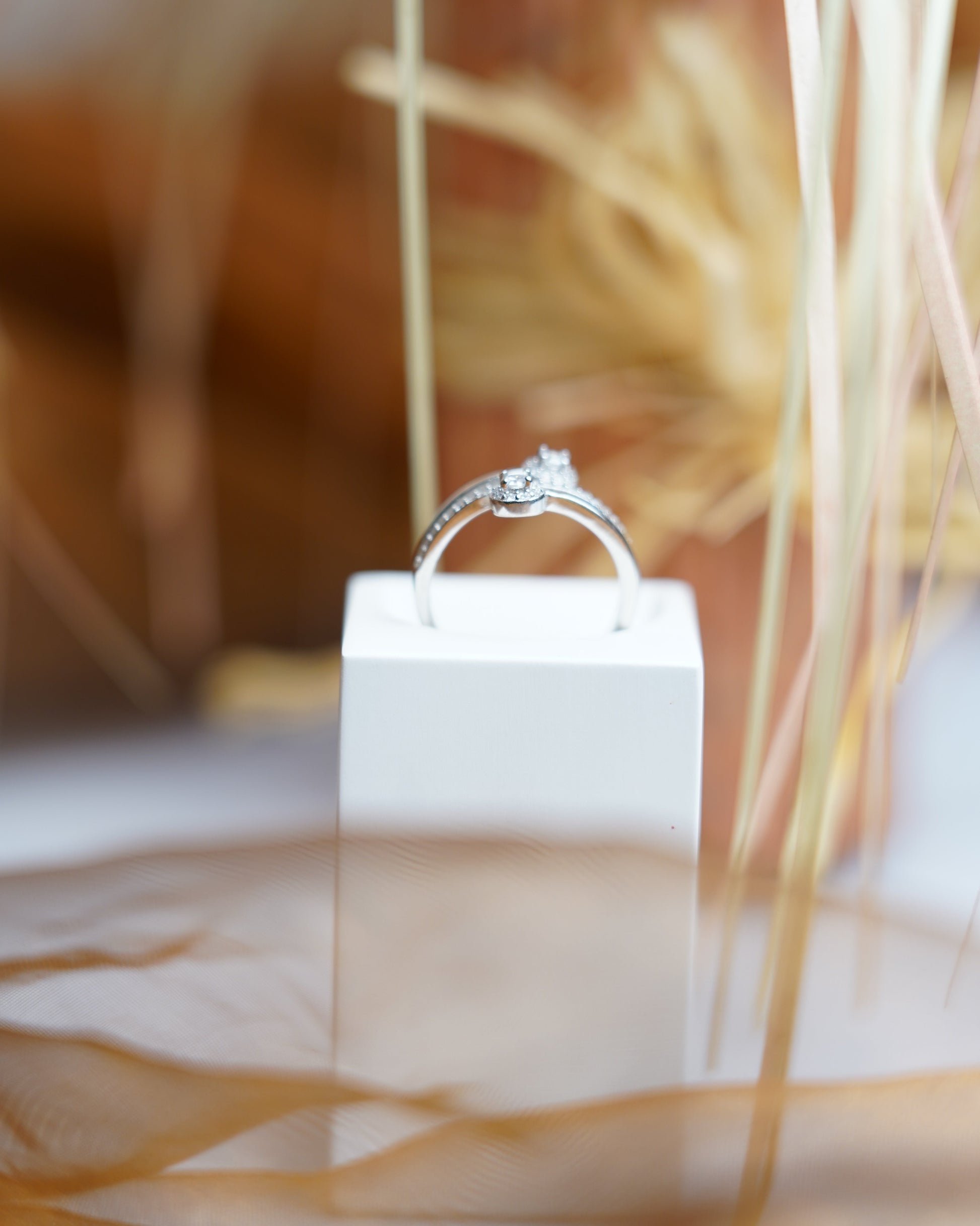 Twin Radiance Ring aus 925/- Sterlingsilber mit offenem Design und funkelnden Zirkoniasteinen.