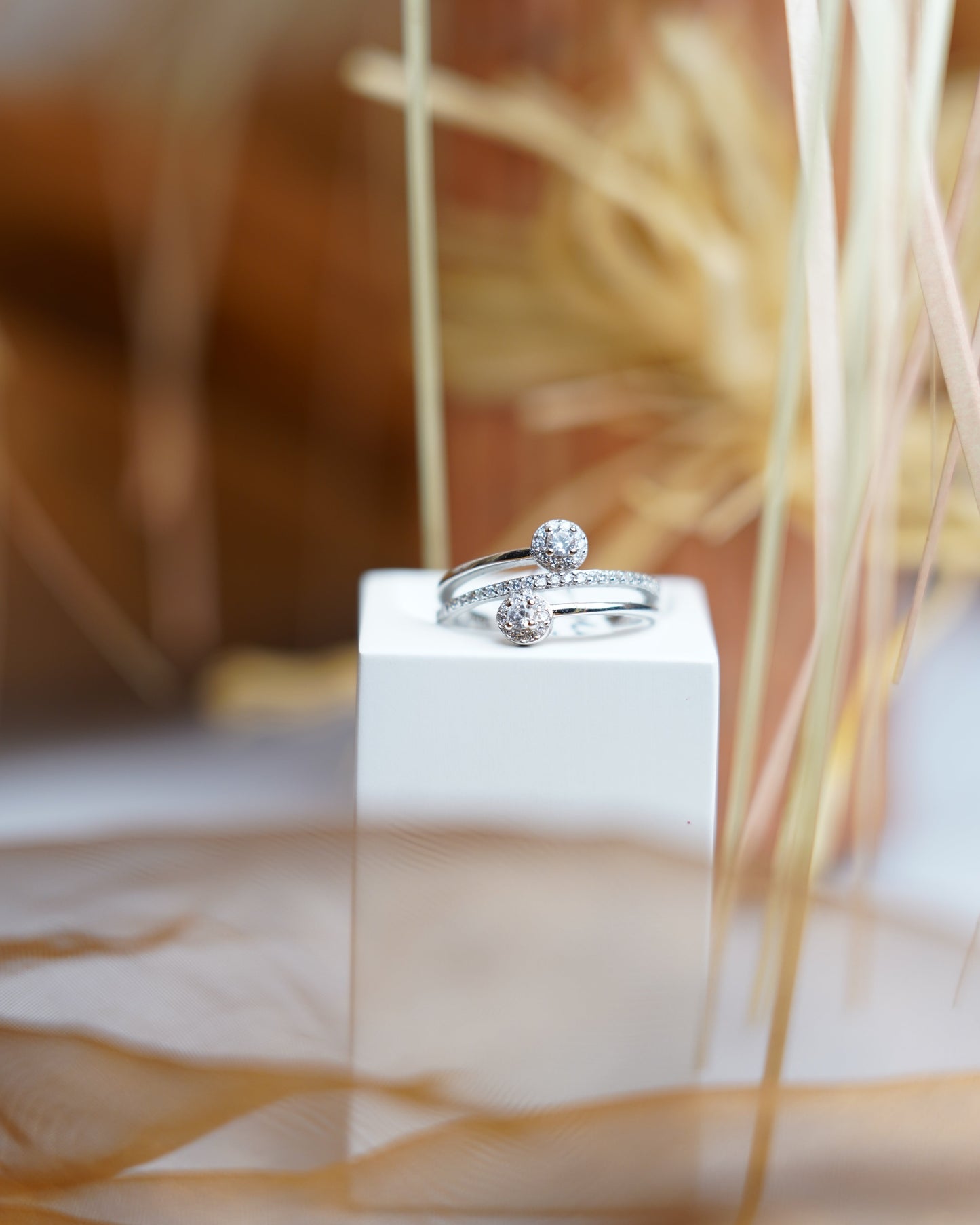 Twin Radiance Ring aus 925/- Sterlingsilber mit offenem Design und funkelnden Zirkoniasteinen.